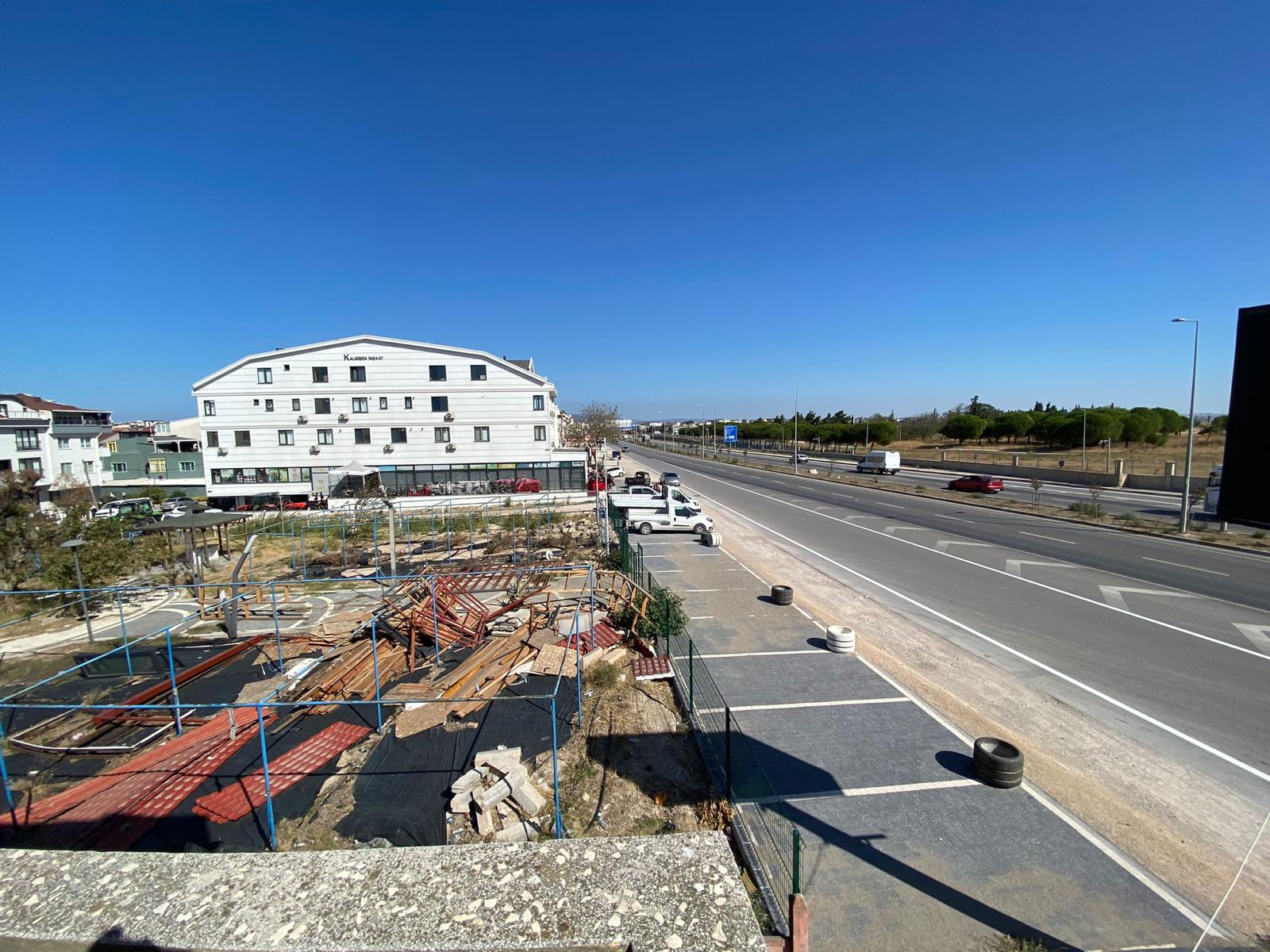 VAKFIKEBİR FIRIN ÜSTÜ CADDE ÜZERİ KİRALIK 3+1 ESKİ DAİRE
