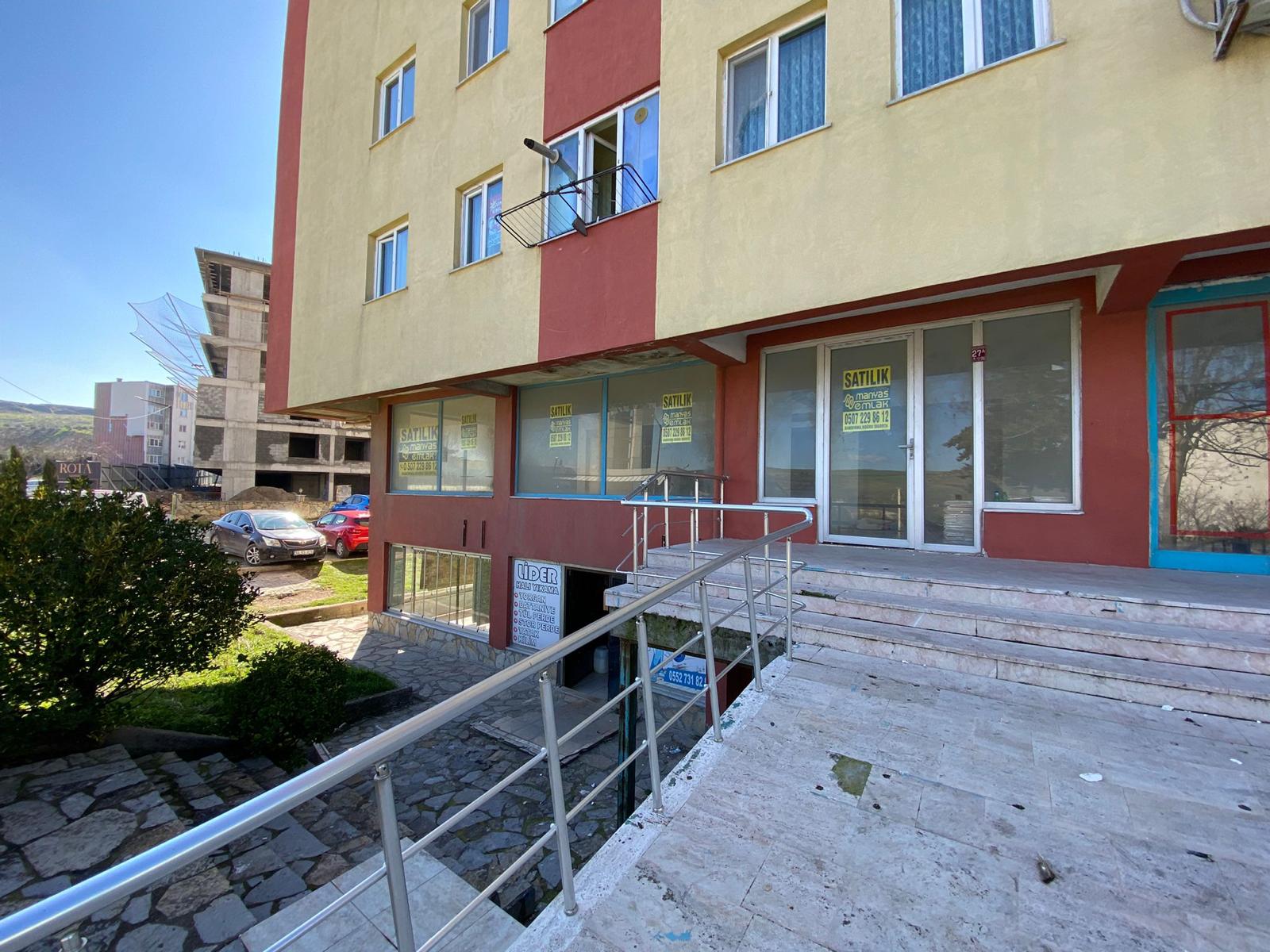 MANYAS EMLAKTAN LEVENT MAH. CADDE ÜZERİ 320M2 SATILIK DÜKKAN