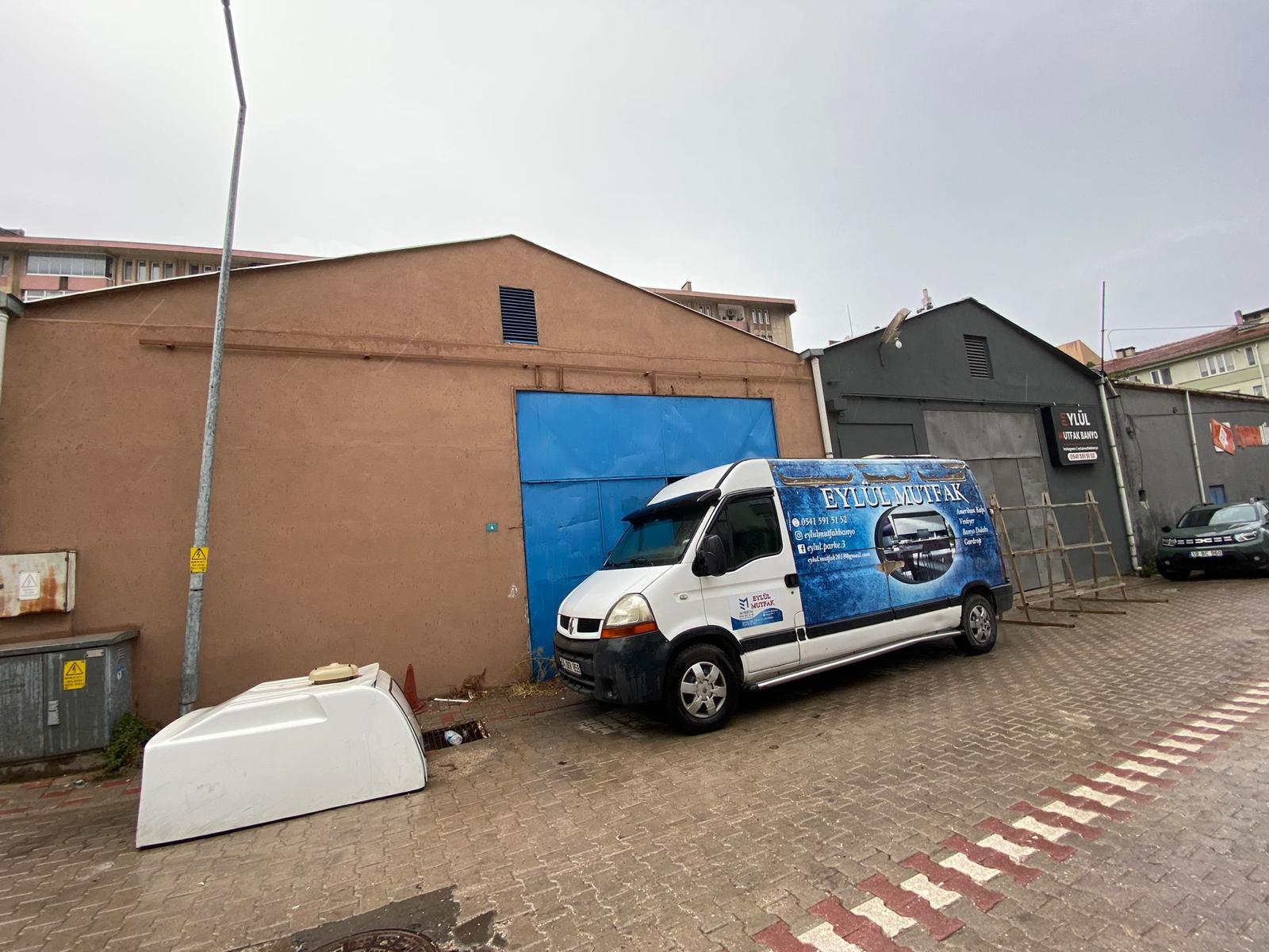 MANYAS EMLAKTAN SUNULLAH MAH. TEK KAT GİRİŞ 250M2 KİRLIK DÜKKAN