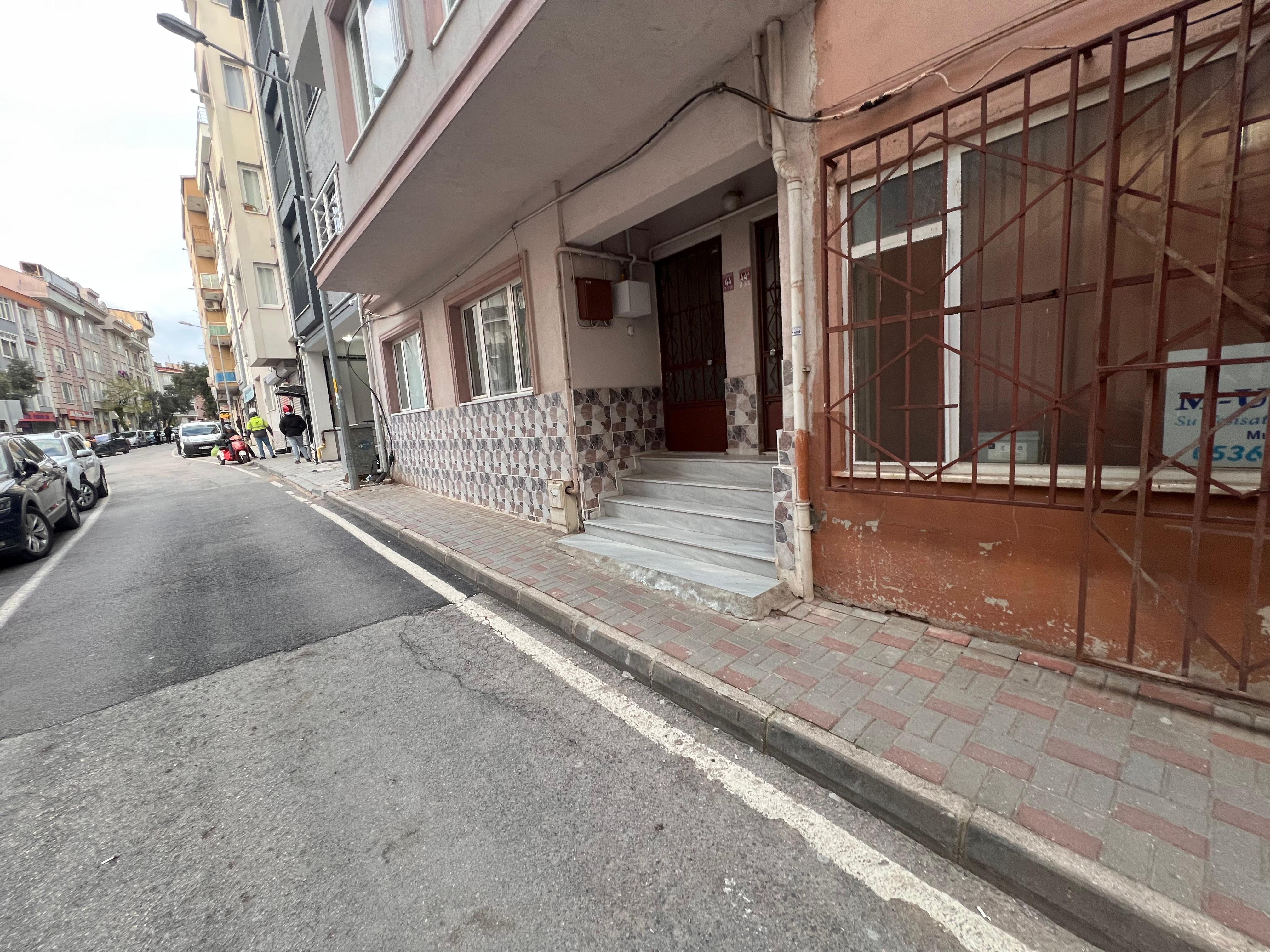 MANYAS EMLAKTAN 17 EYLÜL MAH 30M2 SATILIK DÜKKAN DEPO