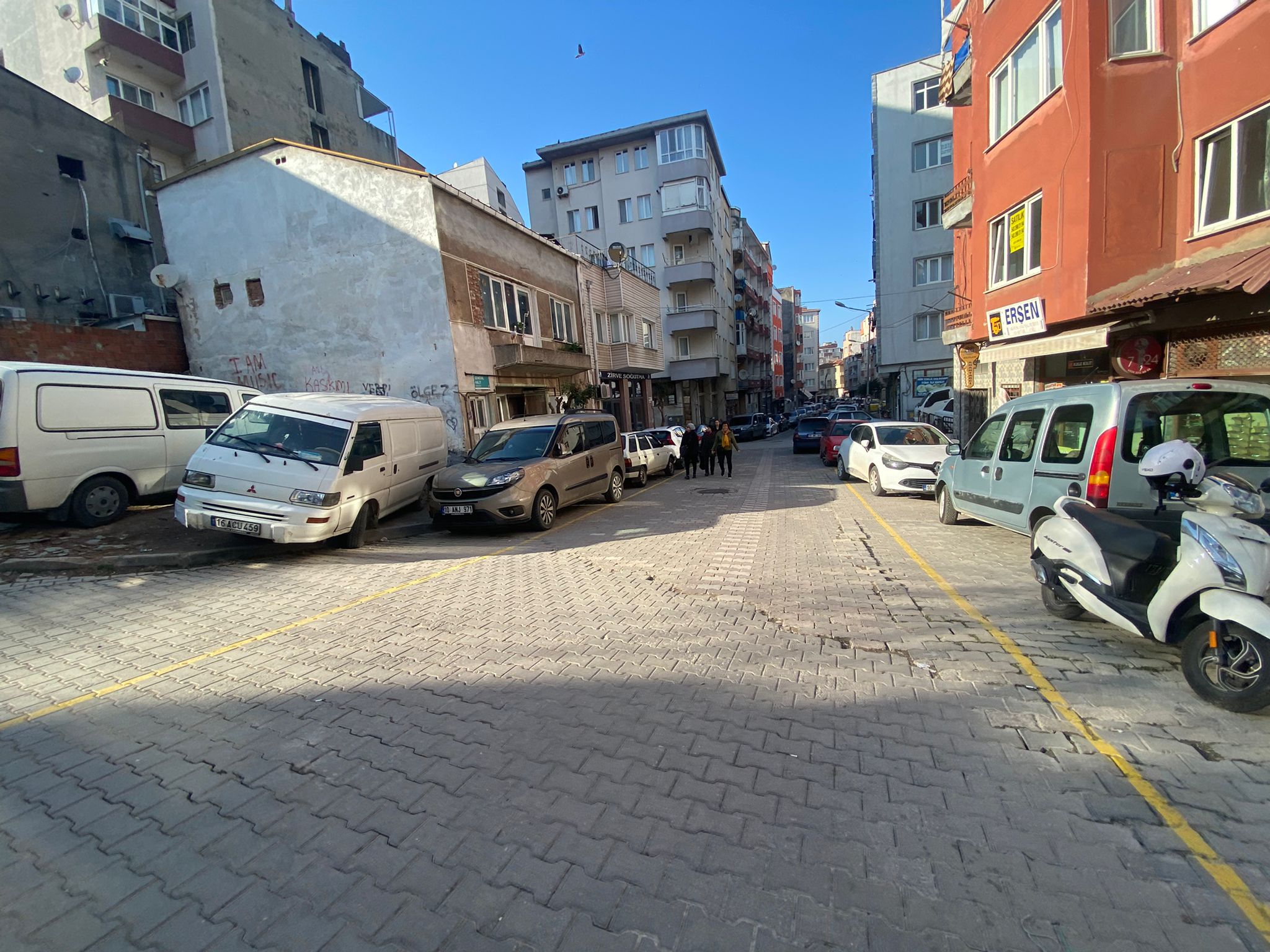 MANYAS EMLAKTAN SUNULLAH MAH.PZT PAZARINDA 120M2 SATILIK DÜKKAN