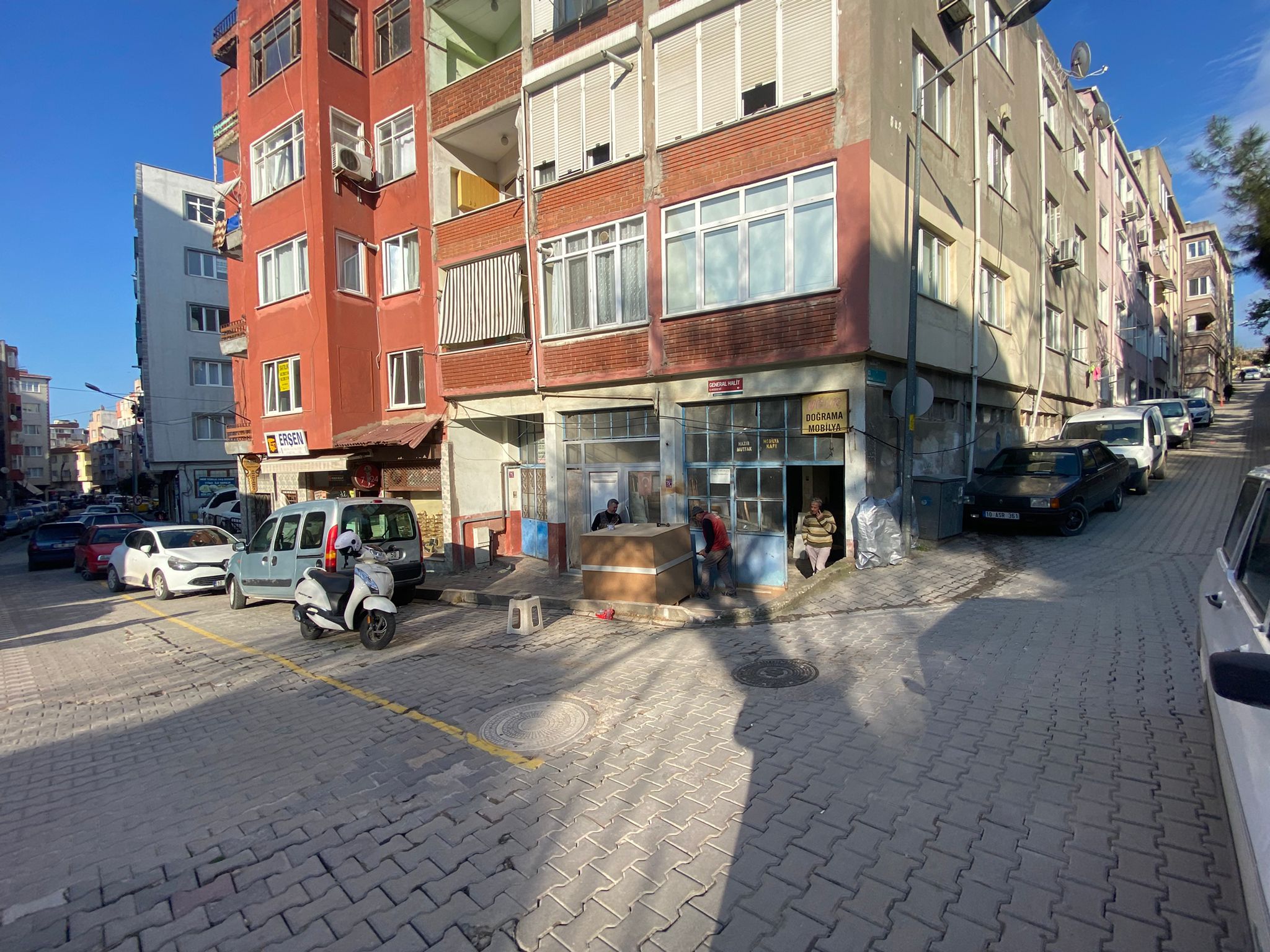 MANYAS EMLAKTAN SUNULLAH MAH.PZT PAZARINDA 120M2 SATILIK DÜKKAN