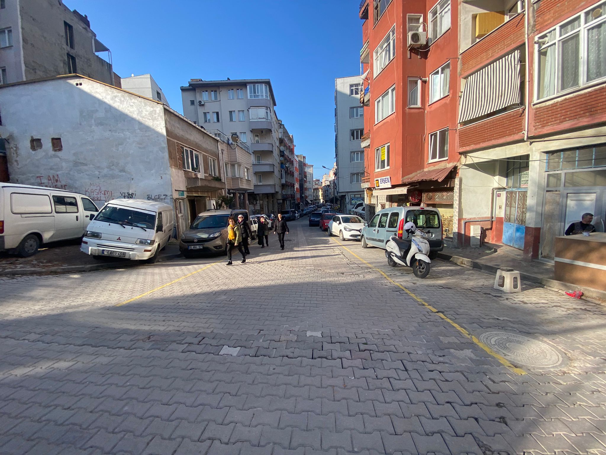 MANYAS EMLAKTAN SUNULLAH MAH.PZT PAZARINDA 120M2 SATILIK DÜKKAN