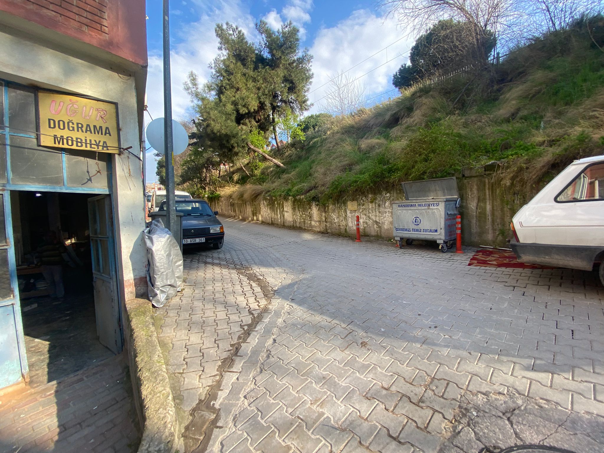 MANYAS EMLAKTAN SUNULLAH MAH.PZT PAZARINDA 120M2 SATILIK DÜKKAN