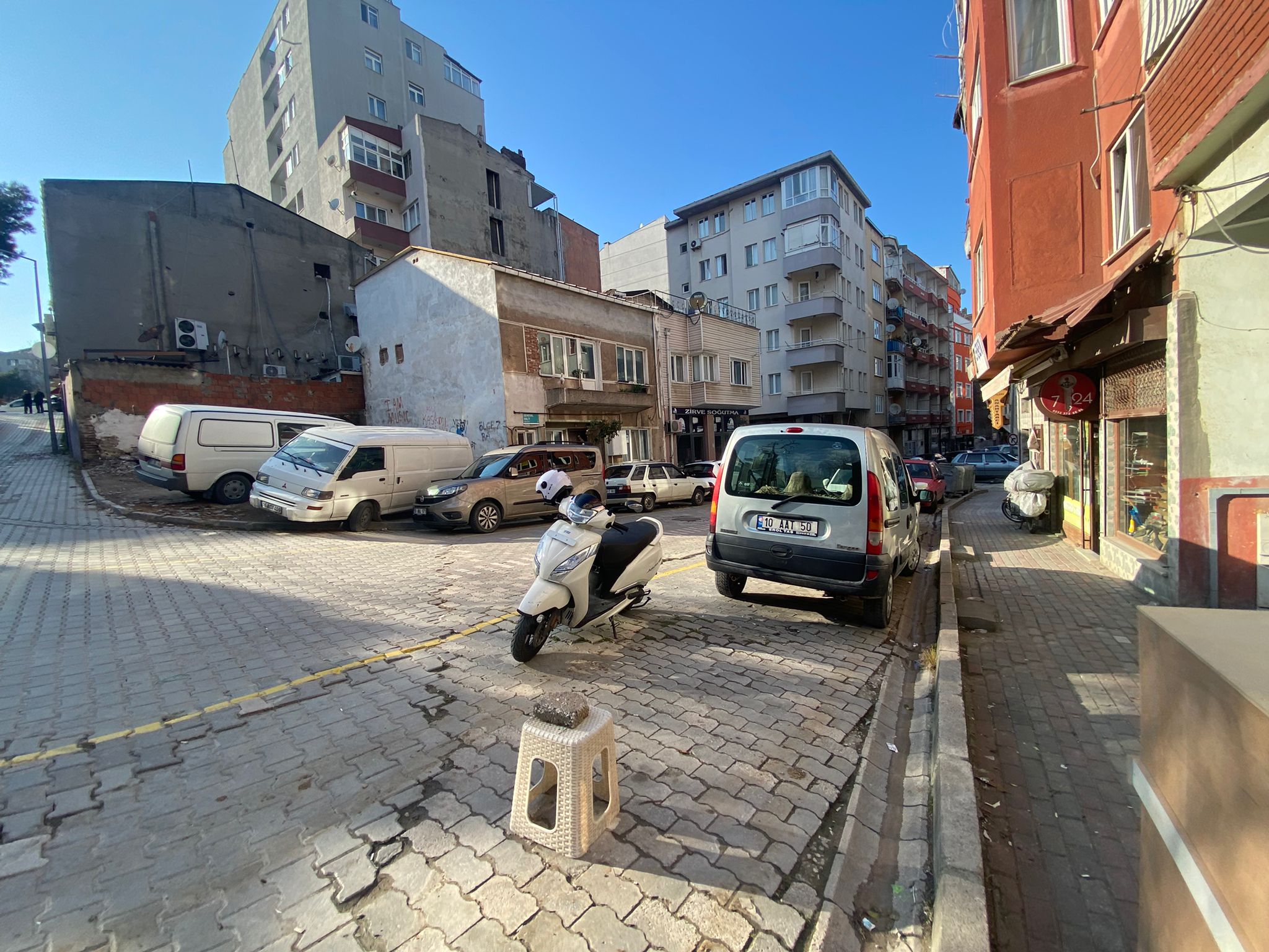 MANYAS EMLAKTAN SUNULLAH MAH.PZT PAZARINDA 120M2 SATILIK DÜKKAN