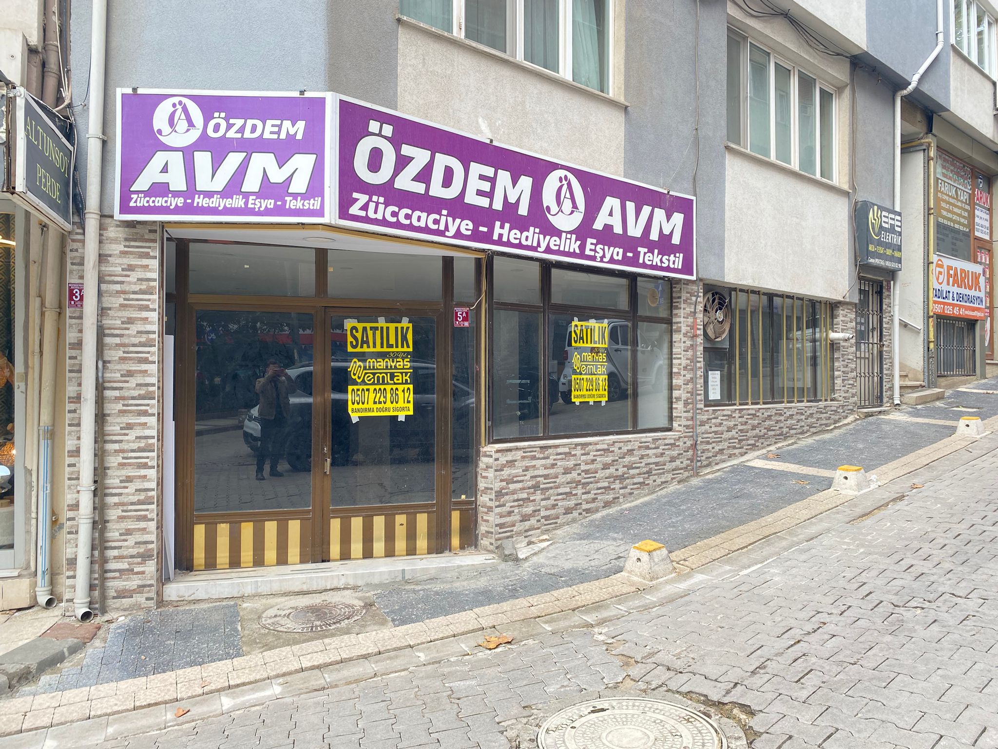 MANYAS EMLAKTAN SUNULLAH MAH. MEYDANDA 150M2 SATILIK DÜKKAN