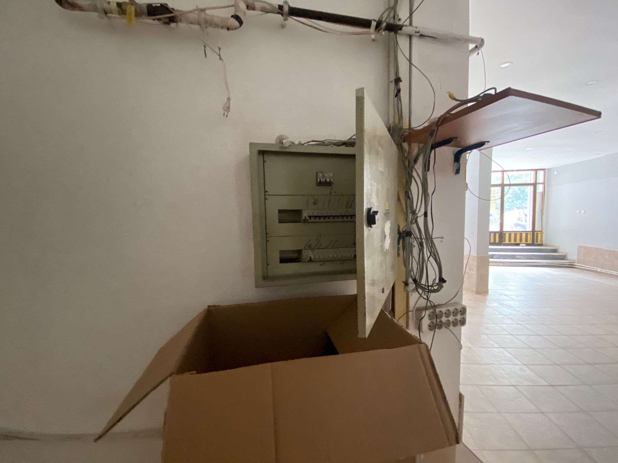 MANYAS EMLAKTAN SUNULLAH MAH. MEYDANDA 150M2 SATILIK DÜKKAN