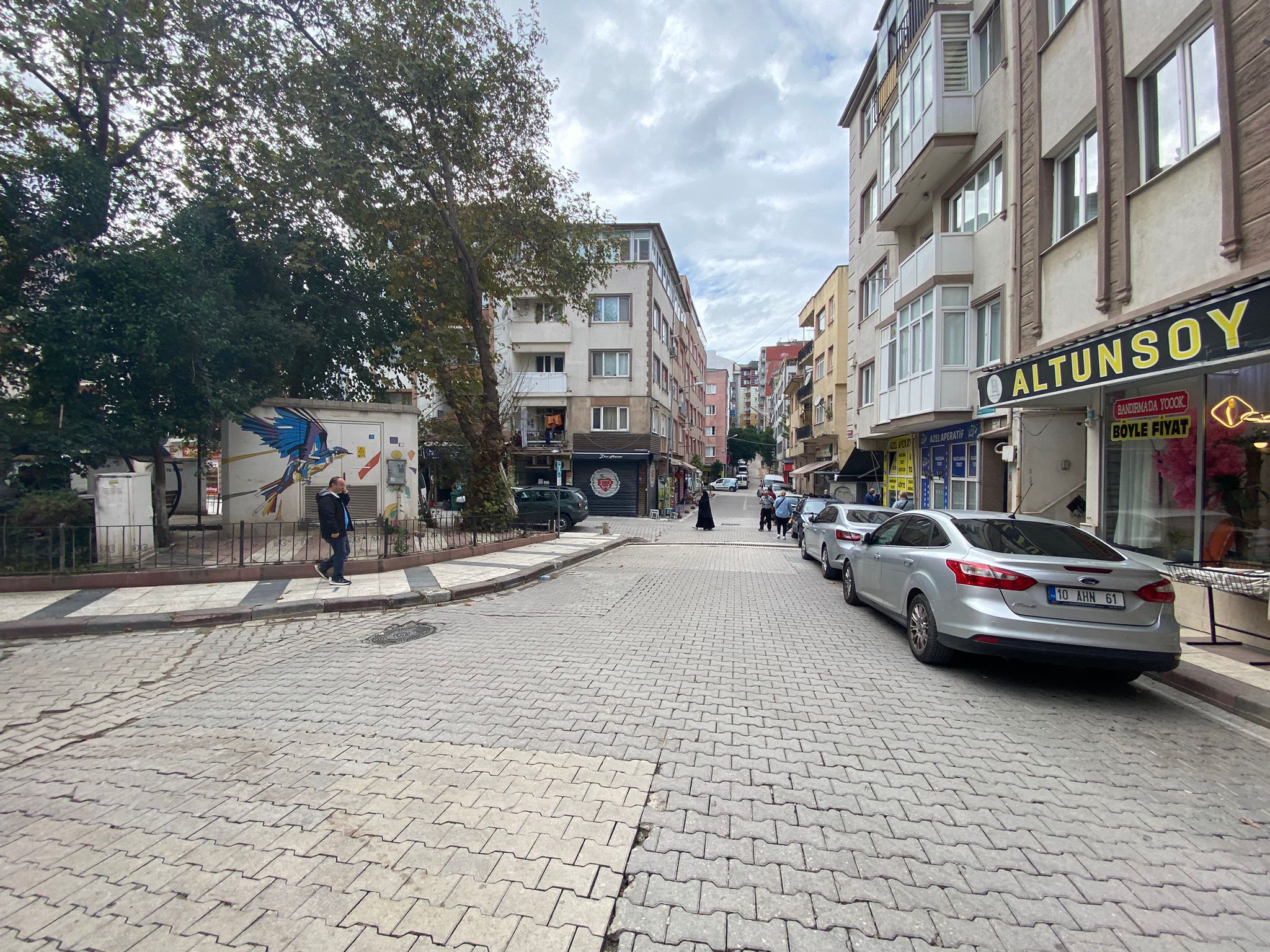 MANYAS EMLAKTAN SUNULLAH MAH. MEYDANDA 150M2 SATILIK DÜKKAN