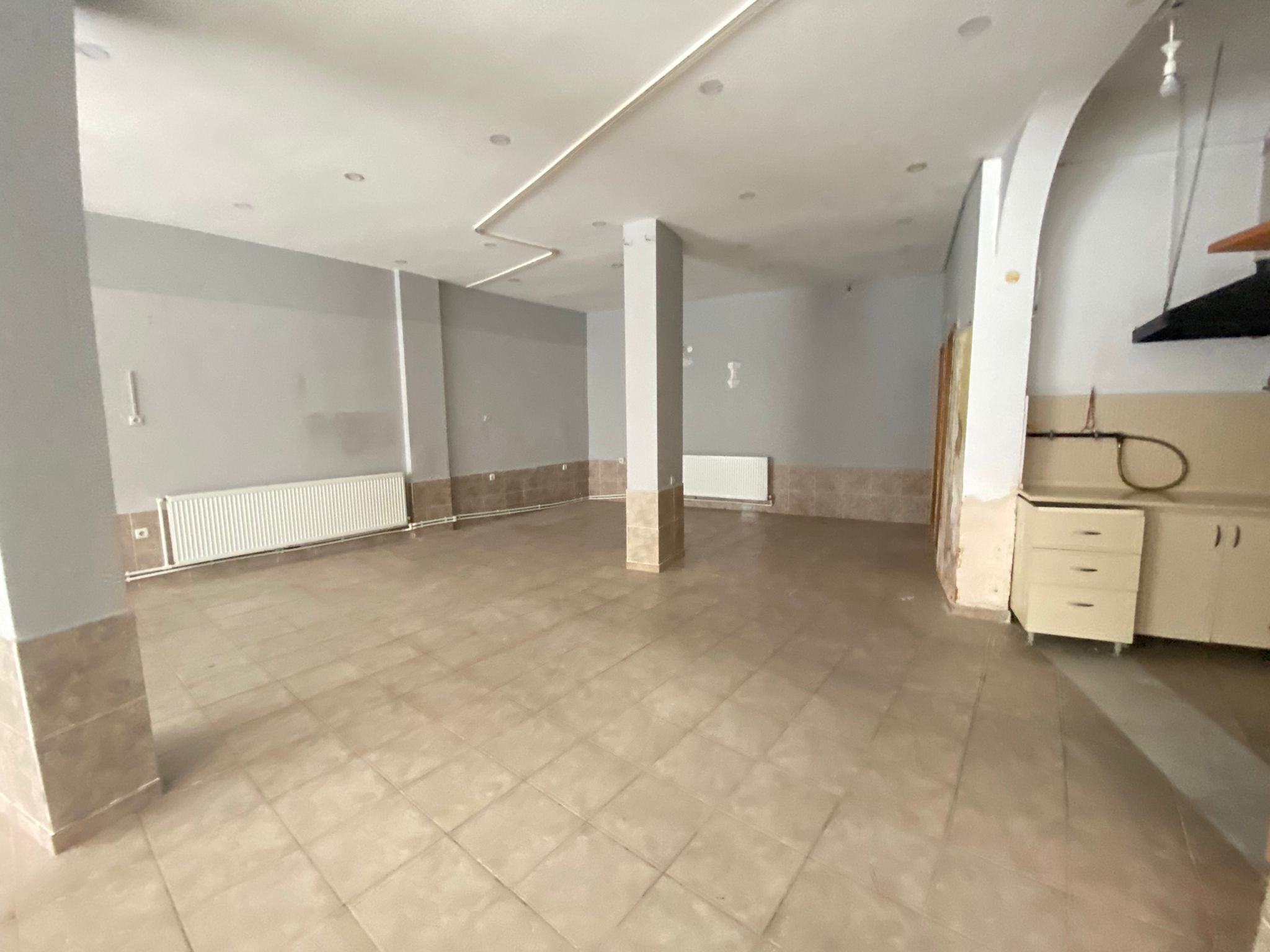 MANYAS EMLAKTAN SUNULLAH MAH. MEYDANDA 150M2 SATILIK DÜKKAN