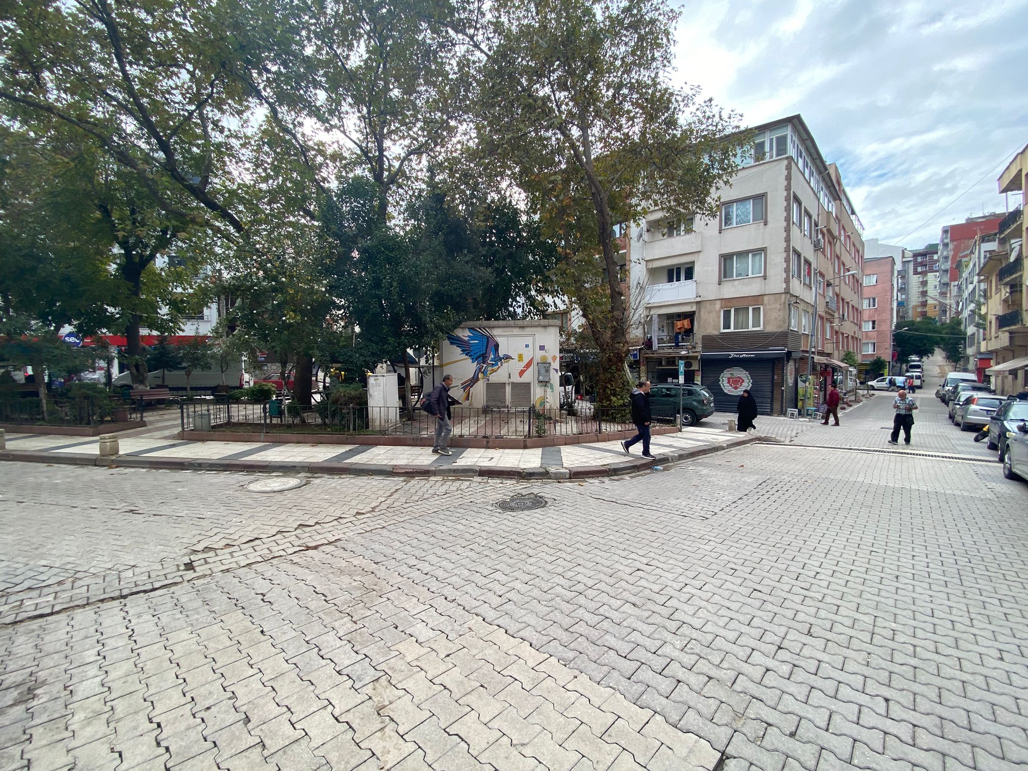 MANYAS EMLAKTAN SUNULLAH MAH. MEYDANDA 150M2 SATILIK DÜKKAN
