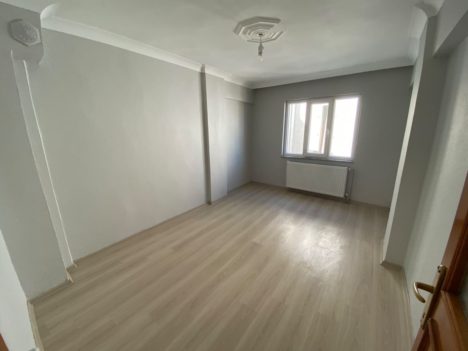 MANYAS EMLAKTAN 17 EYLÜL MAH. 3+1 120M2 ARA KAT KİRALIK DAİRE